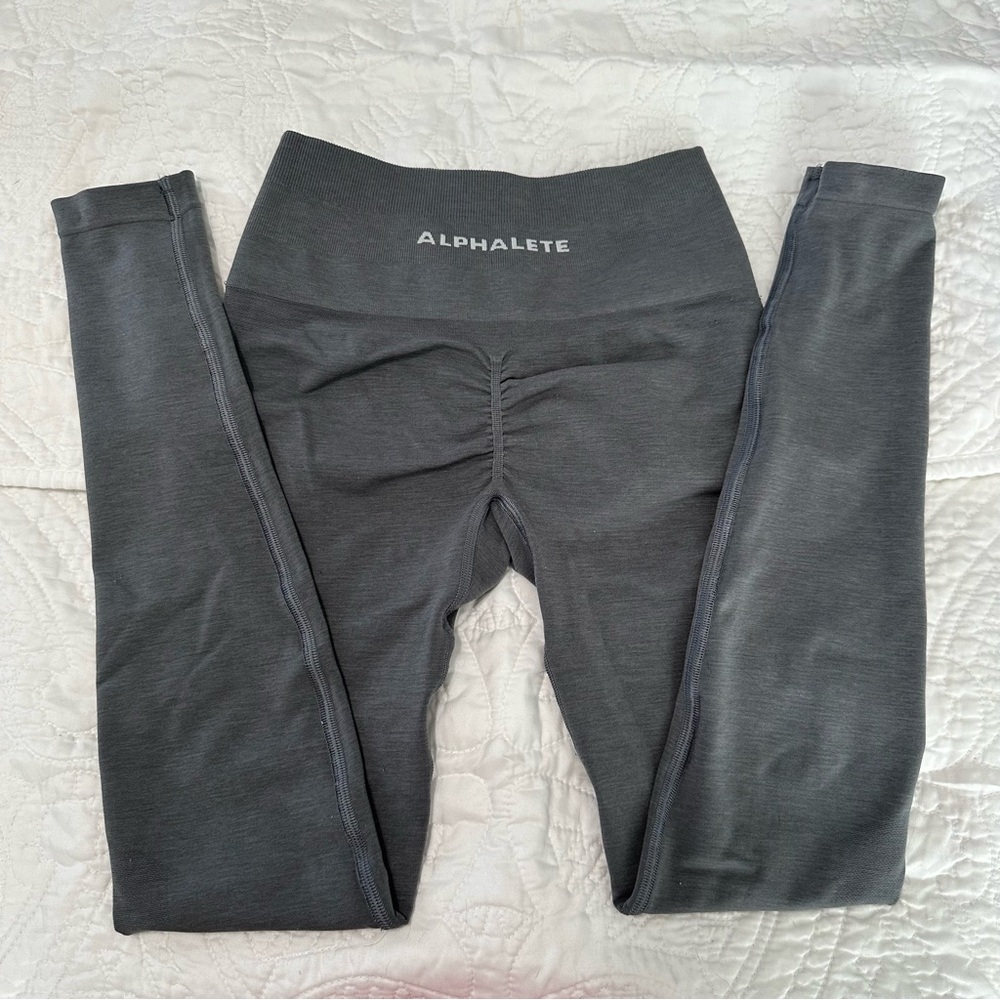 Alphalete Amplify Leggings: Titanium XS